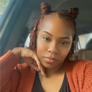 Meet your Posher, Monique
